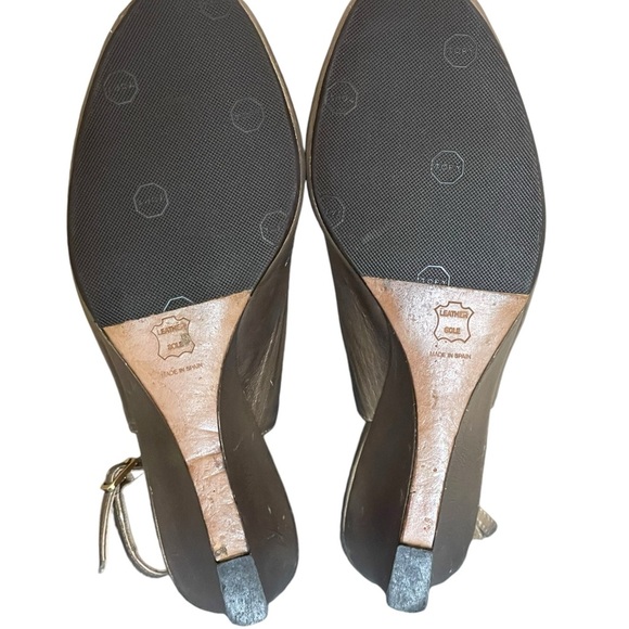 Stuart Weitzman Metallic Gold Leather Peep
Toe Wedge Sandals Size 7.5M - Picture 9 of 13